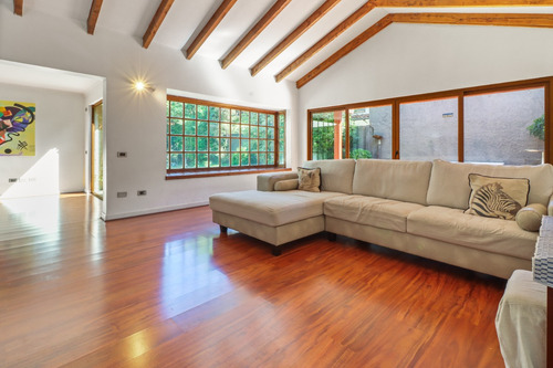 Espectacular Casa Estilo Español En Camino De Los Trapenses