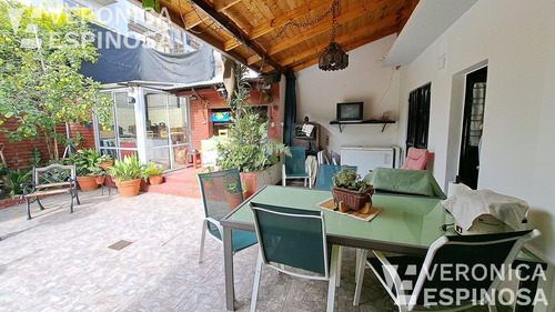 Casa En Venta En Villa Luzuriaga, 5 Ambientes