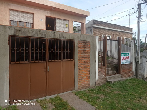 Casa Dos Dormitorios , Garage Y Gran Fondo Con Parrillero