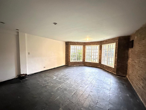 Casa En Venta En Adrogué Con Parque Arbolado