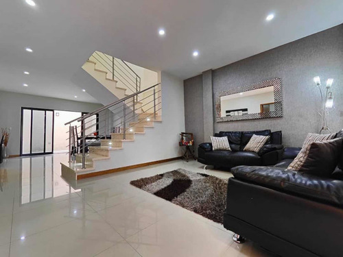 Imagen 10 de 17 de Casa Quinta De Lujo En Venta Urbanismo Con Piscina