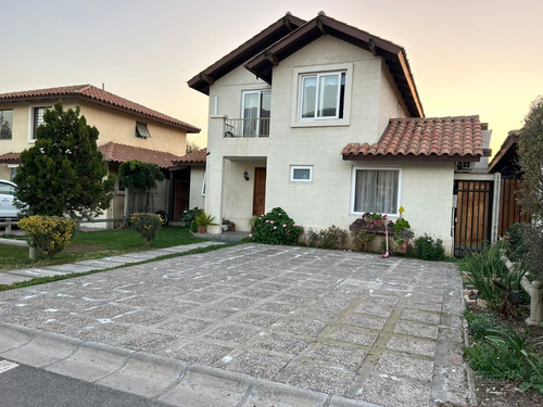 Hermosa Y Cómoda Casa Dos Pisos Con Piscina.