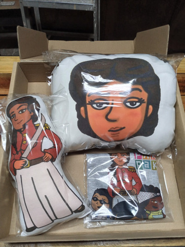 Imagen 2 de 3 de Combo Paka Paka Remera Melange + Muñeco + Almohadón