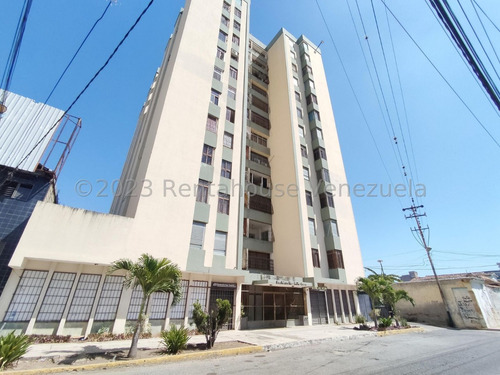  Selena Pacheco/ Amplio Apartamento En  Venta En  Centro Barquisimeto  Lara, Venezuela.  4 Dormitorios  3 Baños  120 M² 