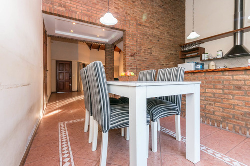Chalet 2 Plantas Con Jardin Y Quincho