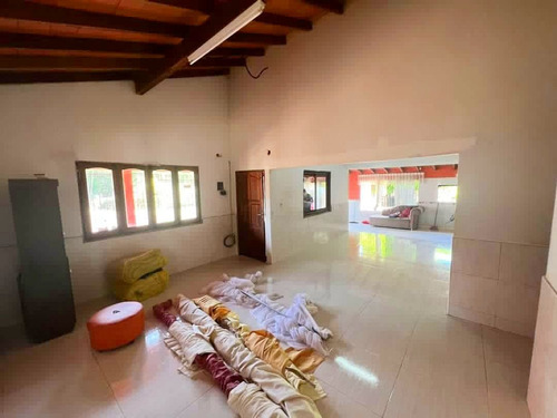Casa En El Barrio Kaavy Rory, Zona Uni: 5 Habitaciones Y 2 Años