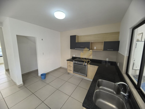 Casa En Venta En Zibata Con 3 Recámaras Y Baño Privado Cada Una