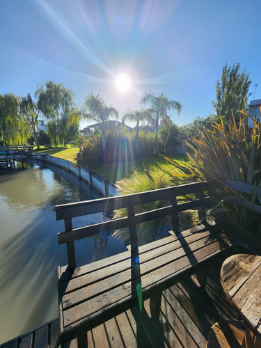 Casa En Venta Con Fondo A La Laguna En Canning
