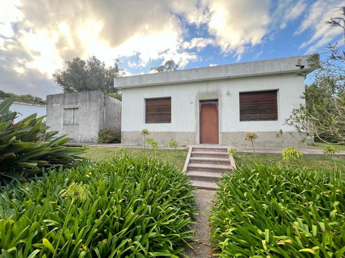 Venta Casa Sólida Con Amplio Terreno En Paso De La Arena, Padrón Único, 2 Dormitorios, Garage Varios Vehículos, Jardín, Fondo, Gran Potencial