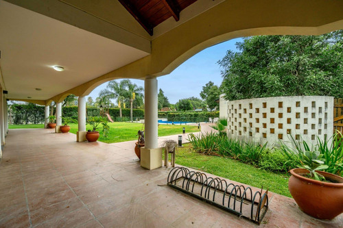Venta/permuta Casa De 4 Dormitorios Con Amenities. San Marino, Funes Hills.