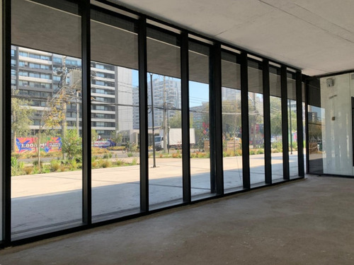 Local Comercial Nuevo: 51/131 M2, Terraza, Patio. Metro.