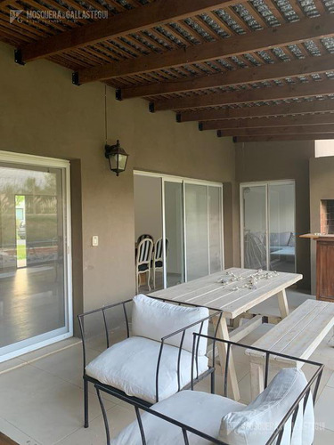 Casa En Venta- Barrio Barbarita.