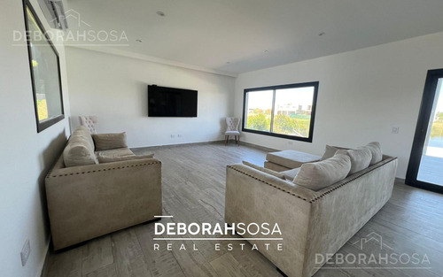 Casa En Venta Cuatro Dormitorios Seis Ambiente A La Laguna Pileta El Naudir Escobar
