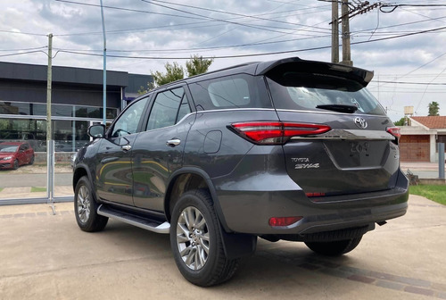 Imagen 5 de 19 de Toyota Sw4 2.8 Tdi 6 A/t 7 Asientos Srx 4x4 0km My2023