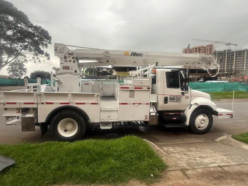 Camión International 2004 Grúa Altec 24000 Lbs Aislada 46 Kv
