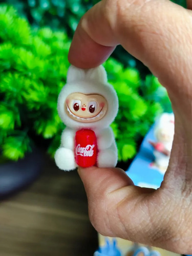 Llavero Labubu Coca Cola 4 Cmts Blanco