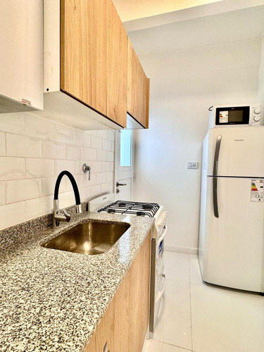 Departamento En Venta, 2 Ambientes A La Calle. Zona Centro