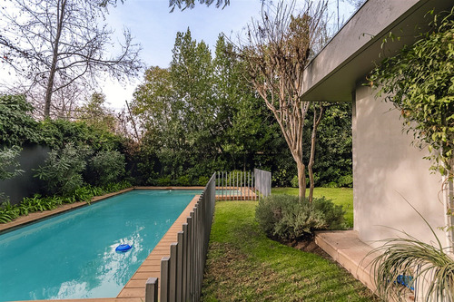 Estupenda Casa Remodelada En Vitacura, Excelente Ubicación.