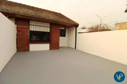 Casa En Venta Castelar Apto Crédito Bancario, Ph 3 Ambientes Con Departamento 2 Ambientes Al Fondo