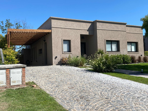 Venta De Excelente Casa. Barrio Santa Elena, Pilar Del Este