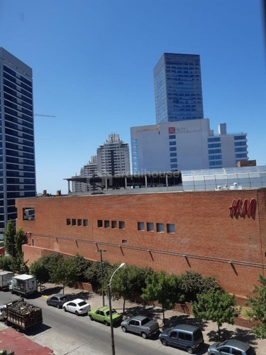 Frente A Mdeo Shopping, Piso 4, Cochera En Edificio