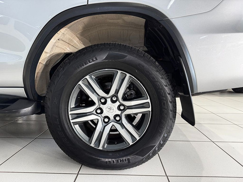 Toyota Hilux SW4 2.7 SR 7 LUGARES 4X2 16V