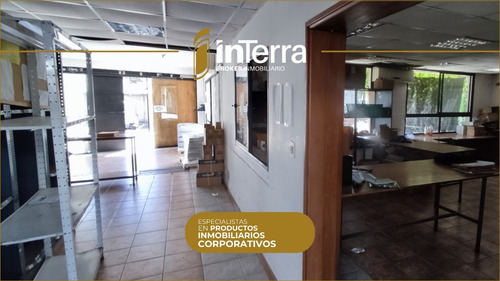 Importante Edificio Corporativo, Depósitos, Estacionamiento Interno Para Muchos Vehículos. Próximo A Tres Cruces Y Nuevo Centro. Mucha Presencia.