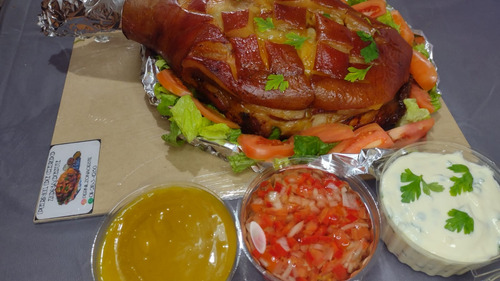 Paleta De Cerdo Cocida Con Salsas Y Panes