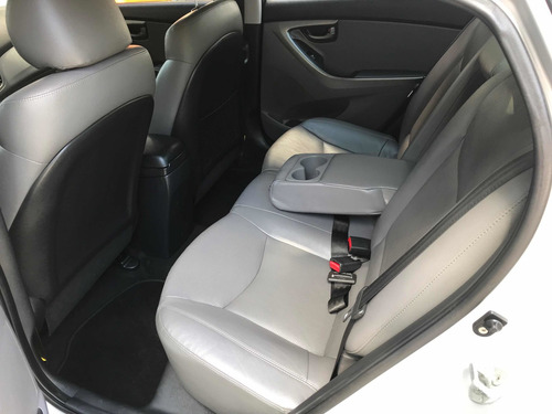 Imagem 6 de 12 de Hyundai Elantra 2012 1.8 16v Gls Aut. 4p