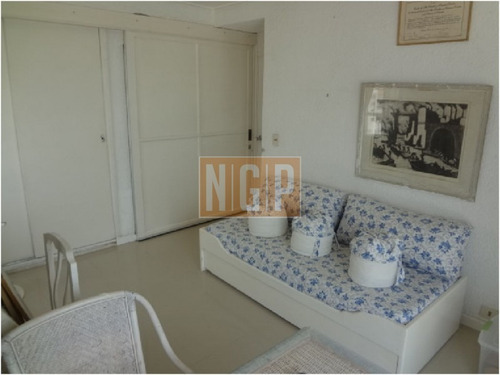 Departamento En Punta Del Este, Torre Cuenta Con Todos Los Servicios.-ref:16525