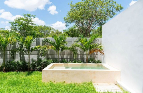 Casa Con Jardín, Alberca Privada, Terraza Y Cuarto De Servicio, Zona Norte, Merida.