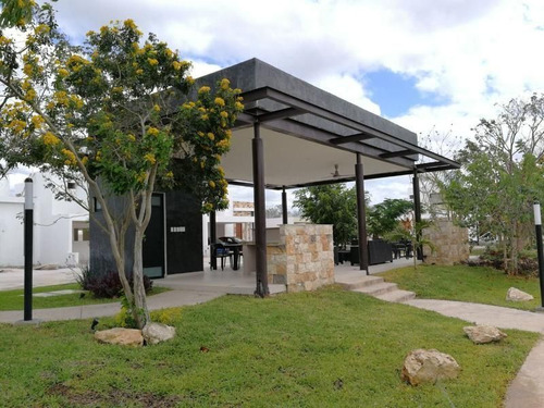 Casa En Privada Botánico Con Alberca Y Cochera Techada, Mod. 186