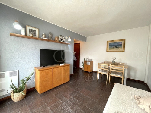 Imagen 4 de 14 de Apartamento En Venta A Una Cuadra Del Mar, Reciclado Y Con Parrillero Propio.