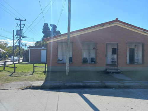 Flores Propiedades Vende Casa Esquina Barrio Modelo Sobre Av. America