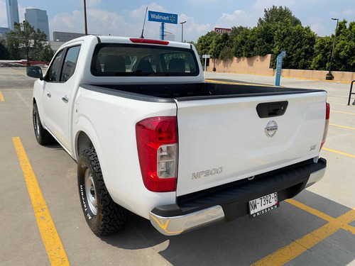 Imagen 7 de 15 de Nissan Np300 2017 2.4 Doble Cabina Se Aa Pack Seg Mt