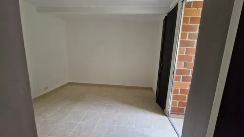Vendo Apartamento En La Parte Baja De La Loma De Los Bernal, Piso Bajo