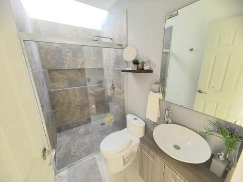 Casa Nueva En Zaru, Querétaro Moderno Con 4 Recámaras Y 3 Baños