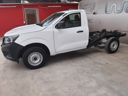 Imagen 4 de 15 de Nissan Np300 2.5 Chasis Cabina Dh Pack Seg Mt 2019