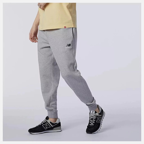 Pantalon New Balance Essentials Graphics Gris Hombre Puño