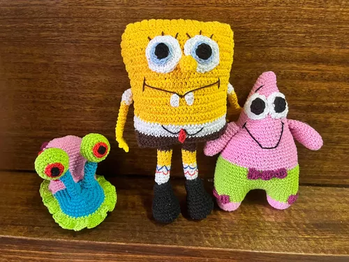 AMIGURUMIS. BOB ESPONJA AMIGURUMIS amigo infancia hecho a mano a crochet  con hilo de algodon peinado y relleno 100% hipoalergenico especialmente  para bebes, niños y personas con piel sensible. : .es: Juguetes