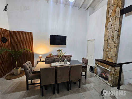 Venta Casa De 4 Ambientes, Con Garaje, Piscina Y Quincho Ap