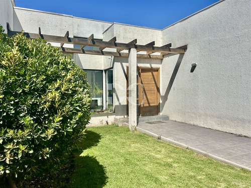 Casa En Venta De 3dorm En Suite Chicureo Poniente Colina