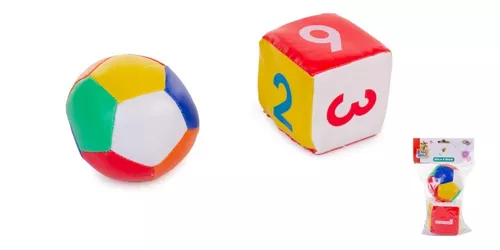 Bolas coloridas em um campo de jogo interno infantil