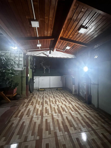 Casa De Dos Pisos De Tres Dormitorios Barrio Residencial