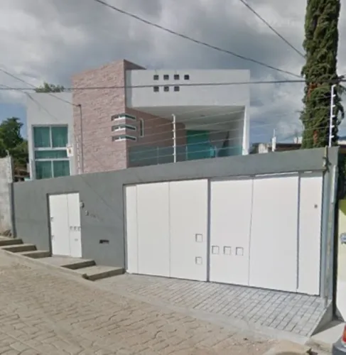 Propoedad De 2 Pisos Con Excelente Ubicacion Recien Remodelada