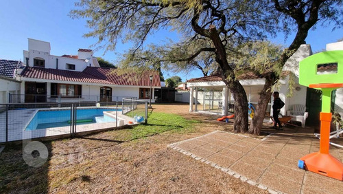 Imagen 17 de 30 de Venta Casa En Villa Belgrano, 4 Dormitorios Y 5 Baños Con Gran Parque!!