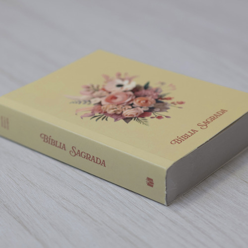 Bíblia Sagrada Média Buquê De Flores | Arc | Capa Brochura