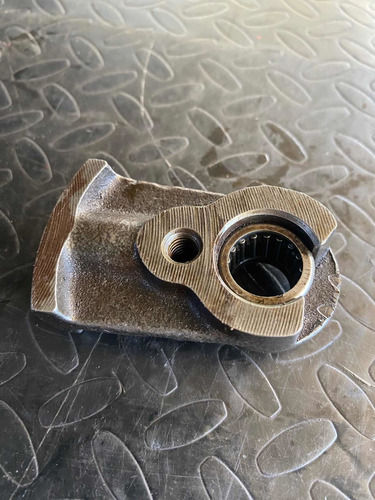 Base Soporte De Reversa Transmisión Jetta A4 2.0 Estándar (Usado)
