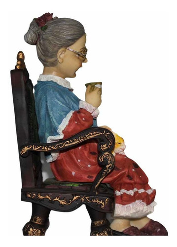 Abuelita En Mecedora. 30cm Resina
