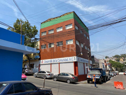 Edificio En Esquina A Una Calle De Mercado De Santo Domingo